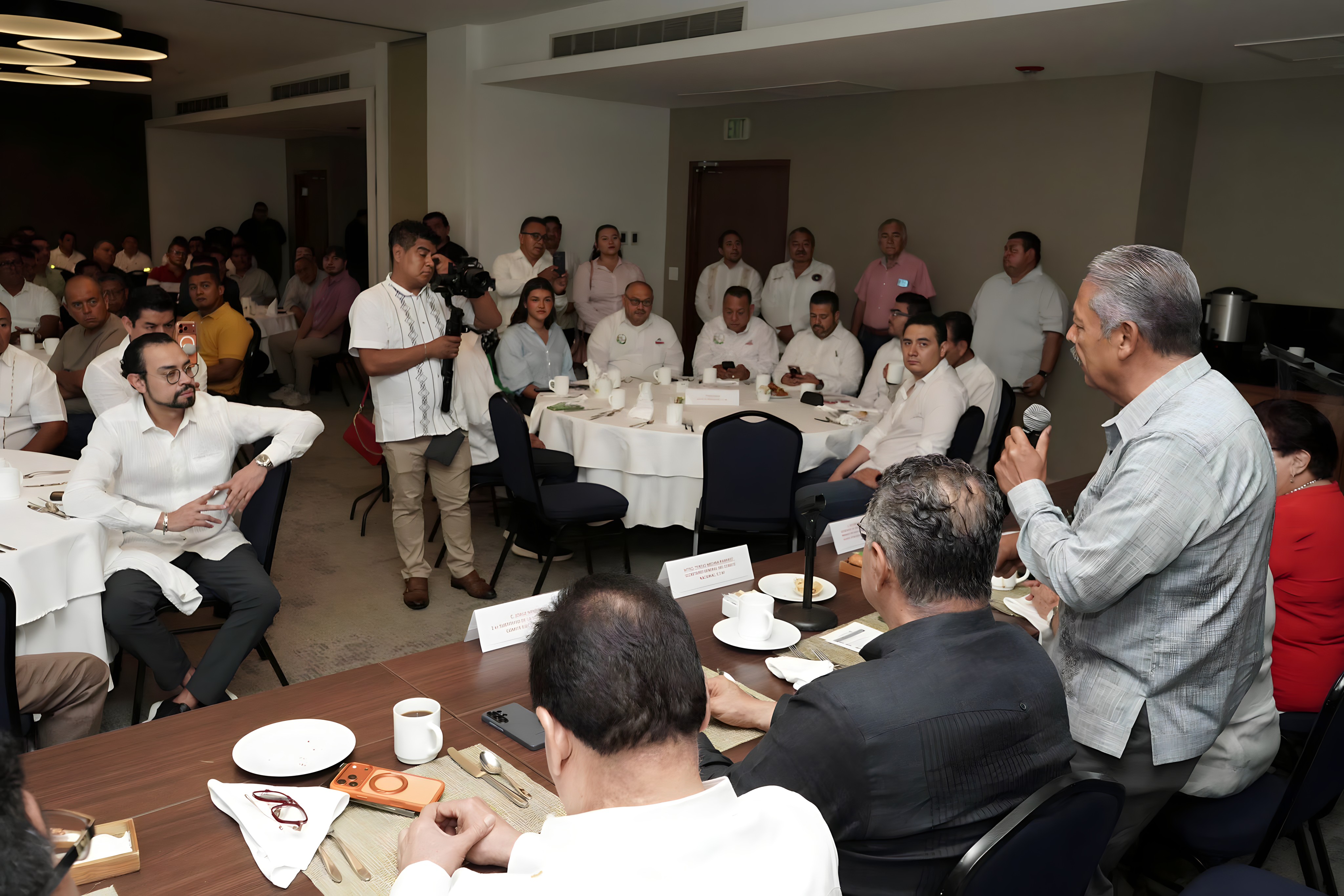 Reunión con compañeras y compañeros de la industria embotelladora en Mérida, Yucatán.