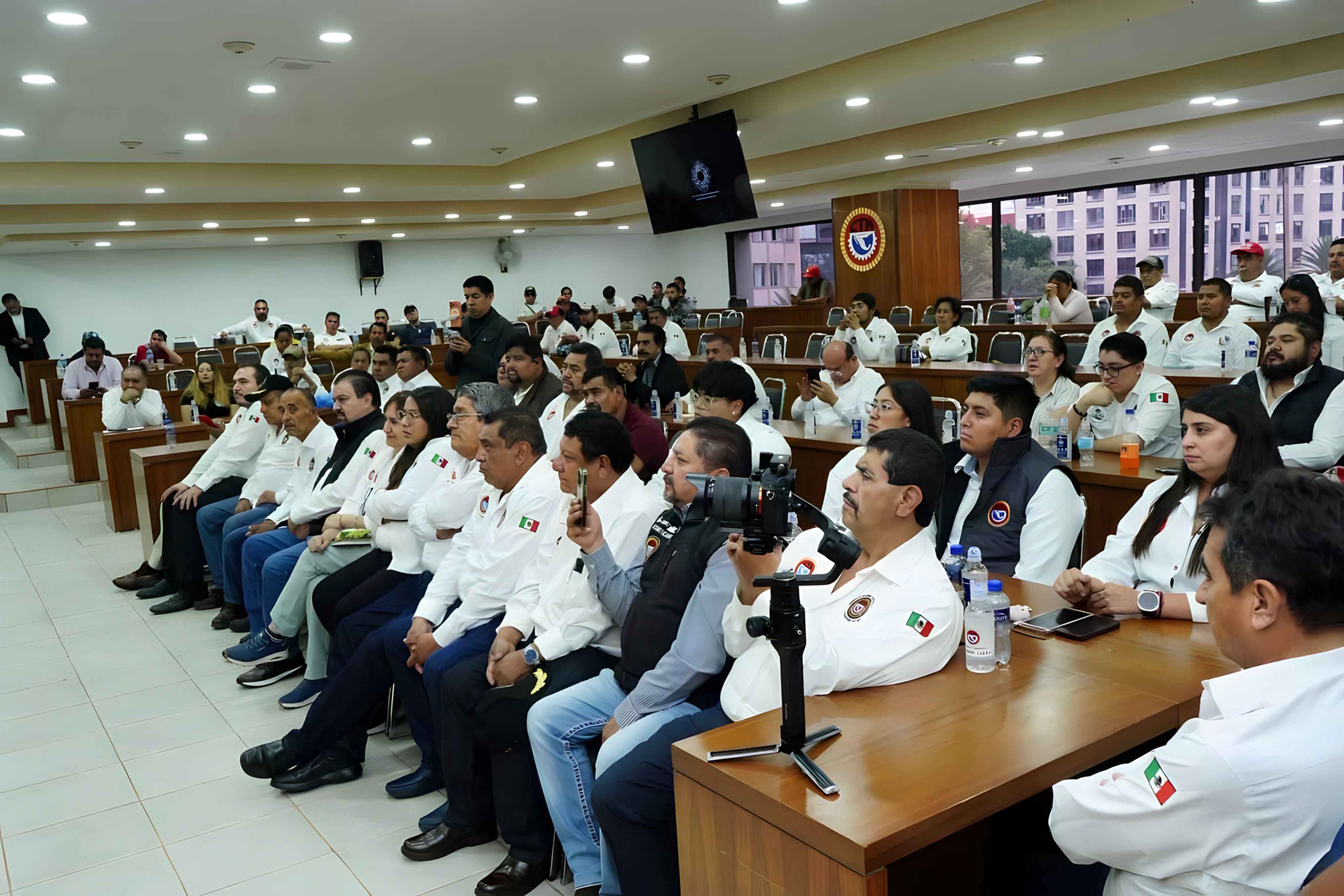 Encuentro con líder nacional del SITATYR.